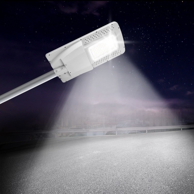 50W impermeabile tutto in uno ha integrato l'iluminazione pubblica solare 5200LM con Palo