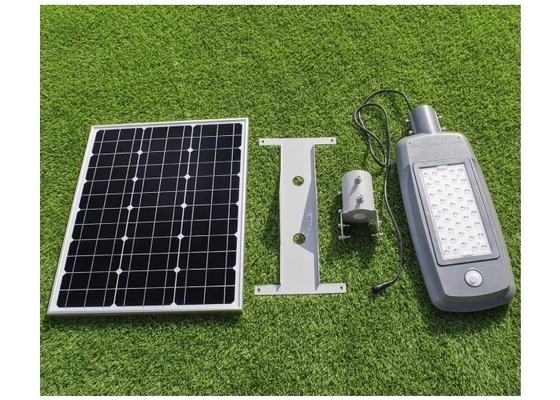 Iluminazione pubblica alimentata solare durevole 5500K IP65 50W del LED con il pannello solare rotabile